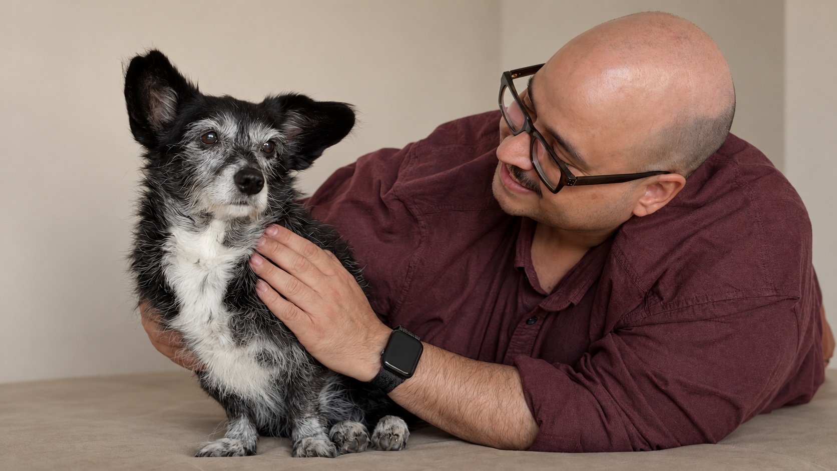 Daniel mit seiner Hündin auf dem Arm